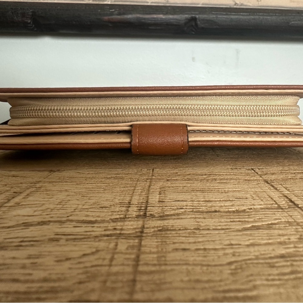 Vagabond Goods Brown Leaf Cutout Wallet | “Sea La Vie” Embossing - Picture 4 of 10